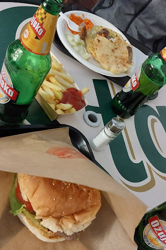 Burger i krumpirici za stolom